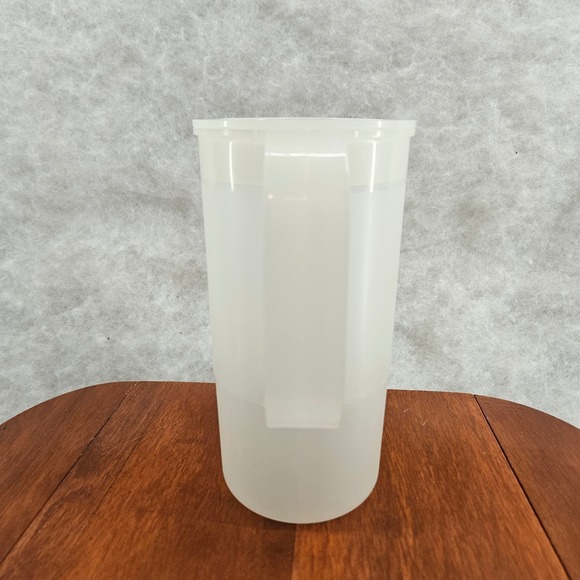 Tupperware Pitcher White Plastic 2 Quart Kitchen Serving Container Lid 1530-13 - Picture 2 of 7